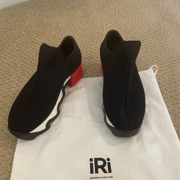 New size 5 WES BLACK RED LOW TOP SNEAKER - Picture 2 of 8